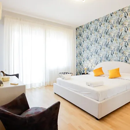 Riviera Di Chiaia 207 *